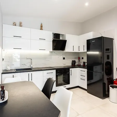 Phoenix, Garden View In B2 Apartment