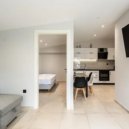 Phoenix, Garden View In B2 Apartment *