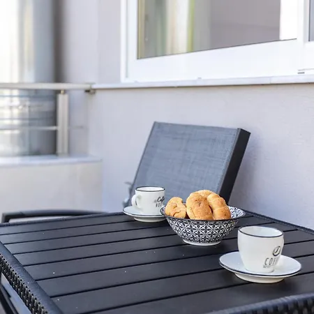 Phoenix, Garden View In B2 Daire